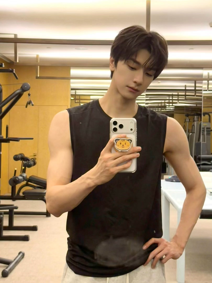 林一第一个力证没有190的男明星 笑死，别人都是拼命往高了报，林一是拼命证明自己