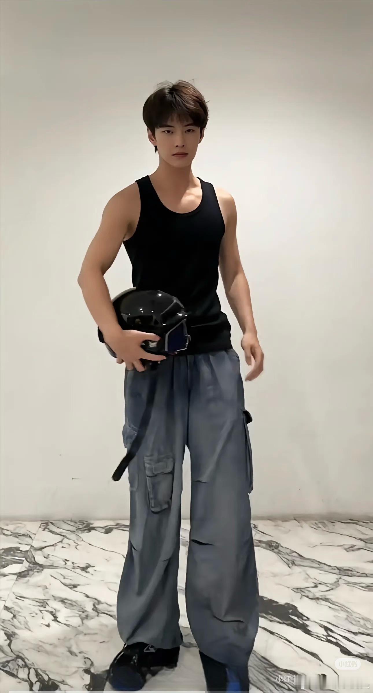 网友致歉称与何与不熟虞书欣粉丝因一位曾和王鹤棣、何与一同打球的网友点赞其相关评论