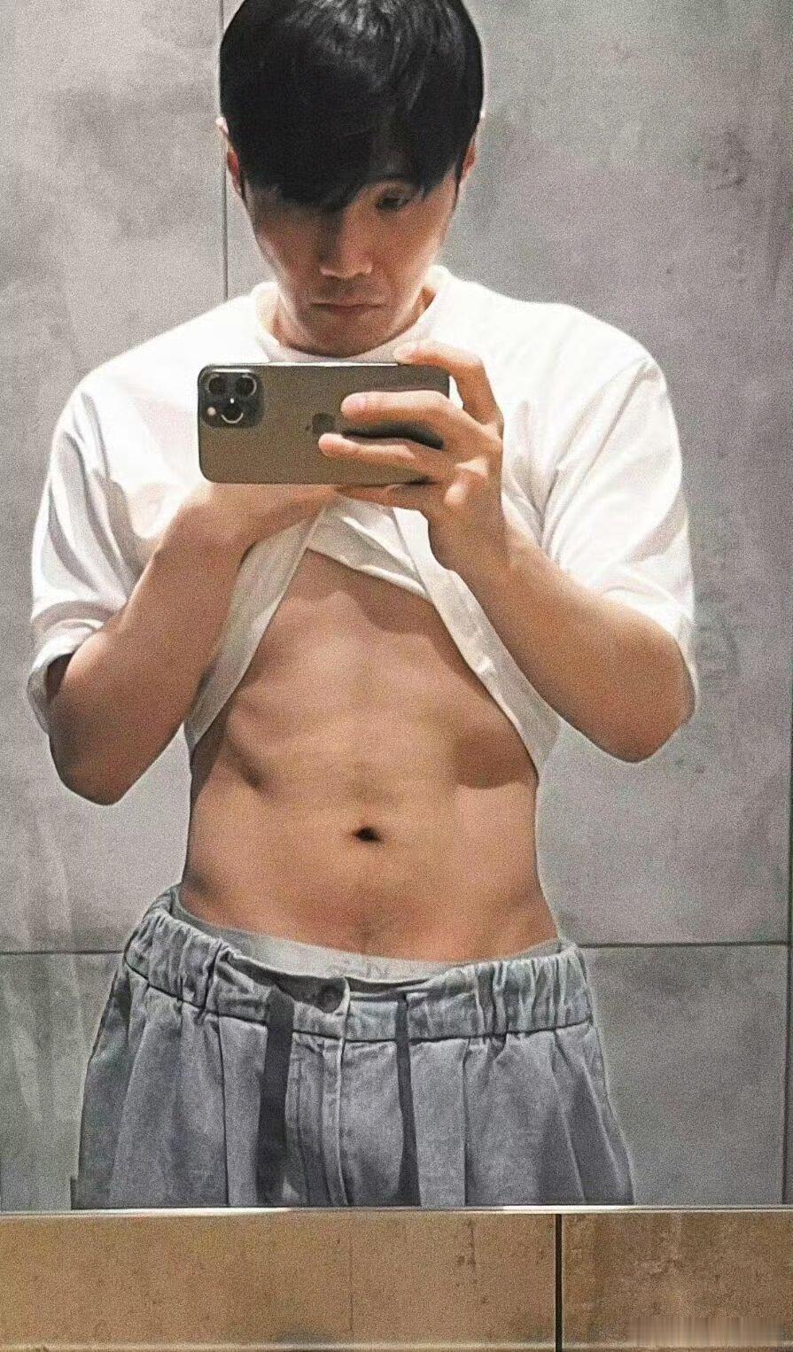 什么图给李荣浩吊成翘嘴了 在李荣浩演唱会上，粉丝举起他以前的腹肌照，看给我们李荣