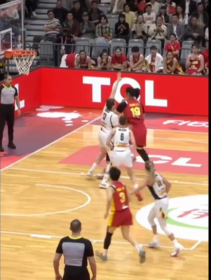 最矮和最高的球员。
中国女篮张子宇，哥伦比亚女篮梅拉·凯塞多。