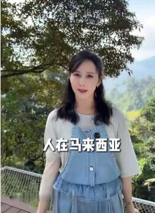 胡静把父母接到国外享福，47岁似少女，在自家庄园摘大灵芝，过出了一股子特别接地气