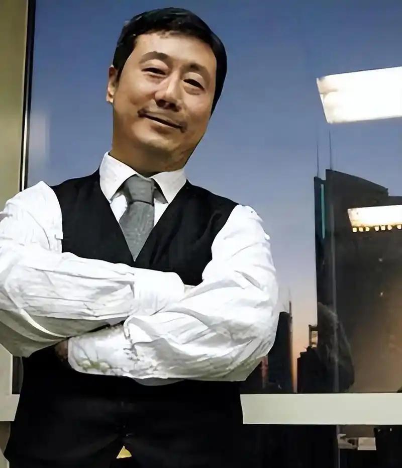 方宏进：私生活混乱，从央视主持到劳改犯，如今靠直播打赏讨生活





主要信源