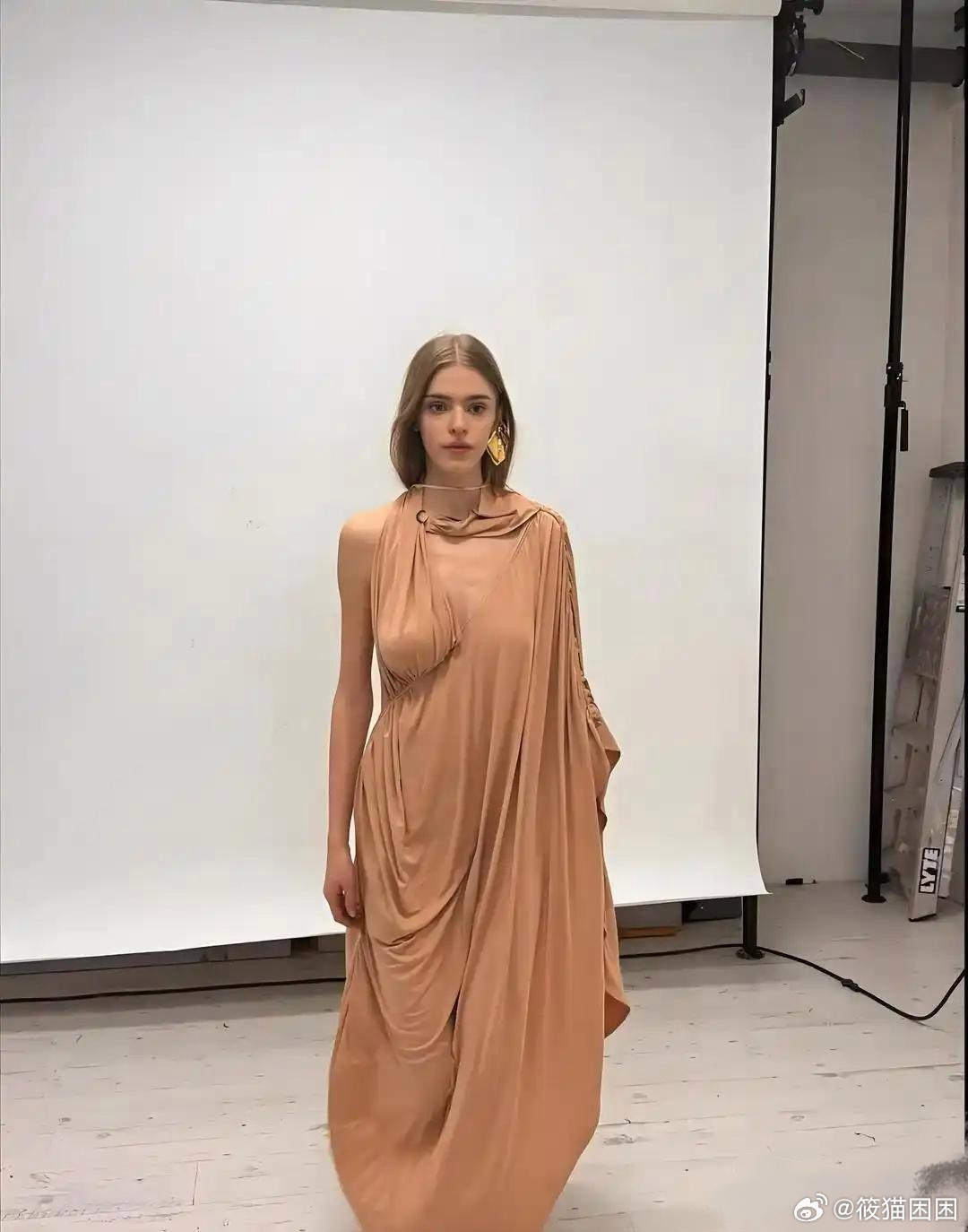 一件衣服 藏着两种风情有人看见松弛 有人读懂欲望真正的高级 从来不用刻意暴露 