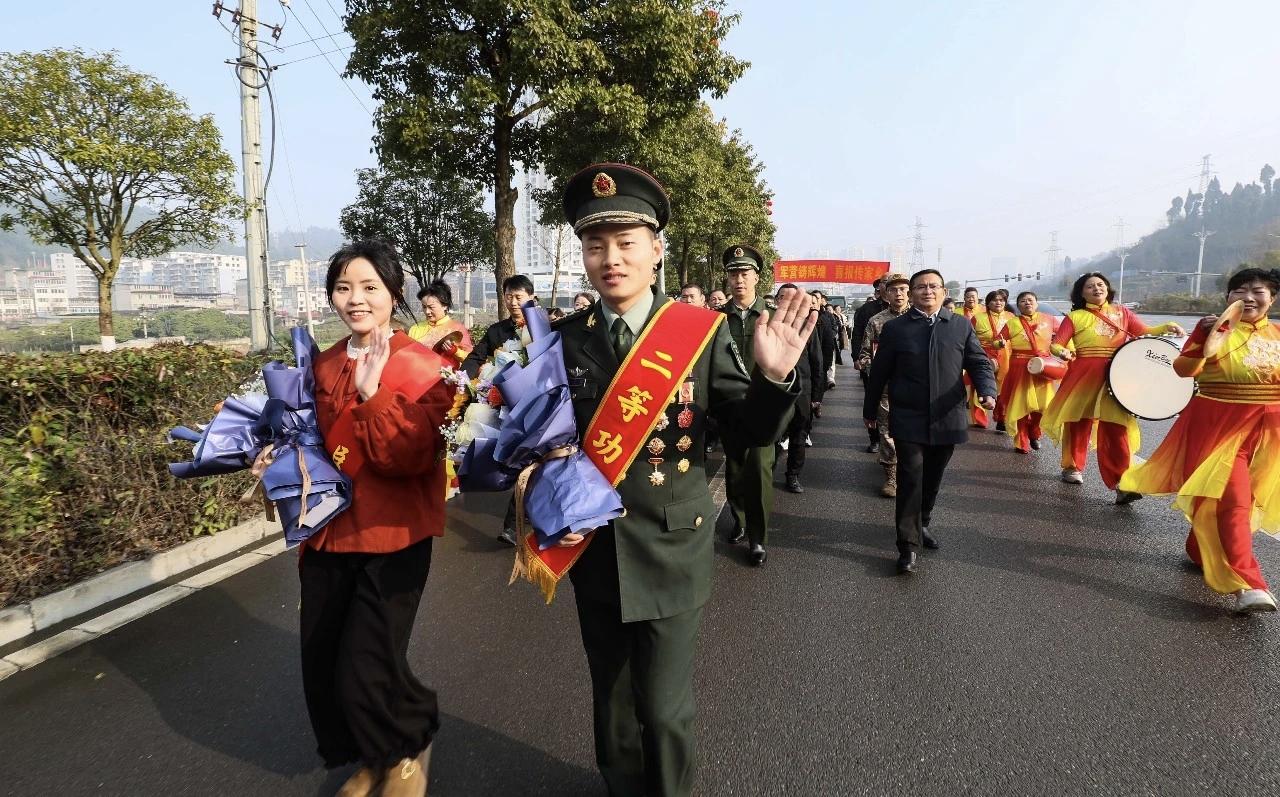 入伍9年来，敖学辉紧盯军事斗争前沿深入研战，参加大项任务表现突出，在上级比武中摘