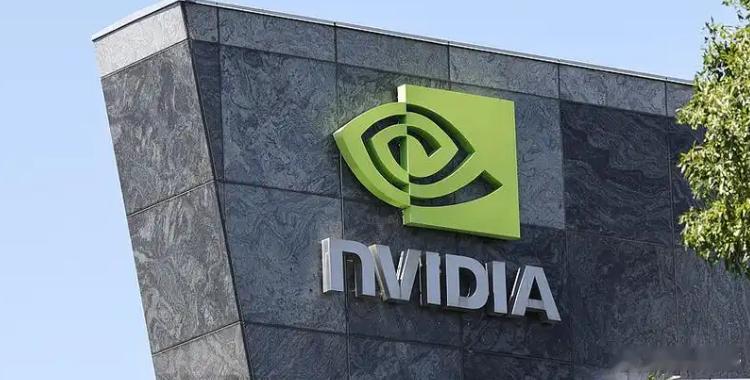 【美批准英伟达对华出售H200芯片】综合外媒报道，美国总统特朗普当地时间8日在社