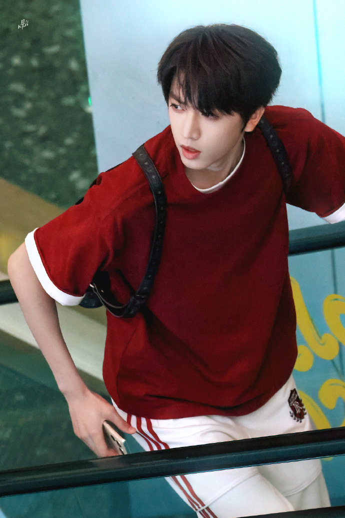 张桂源完全校草来的  张桂源我们的少年时代2新路透，全世界最适合红T的男人出现了