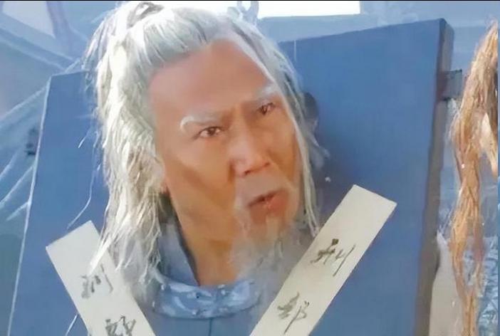 一个奴仆，在主人全家病死后，没有趁机分财，反而抱着刚出生数十天的婴儿连夜出逃。