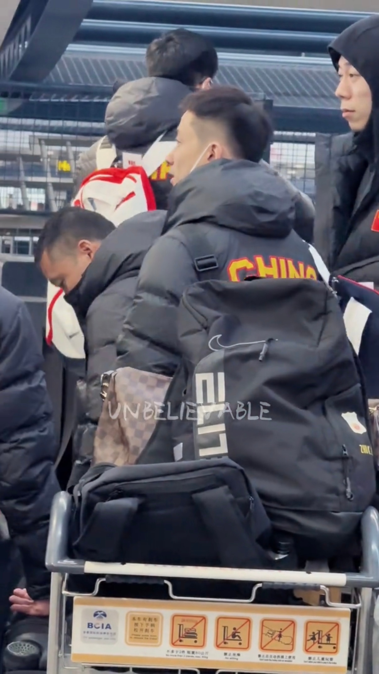 赵继伟跟随中国男篮今日启程前往冲绳备战世预赛第二窗口期的比赛。中国男篮出征14人