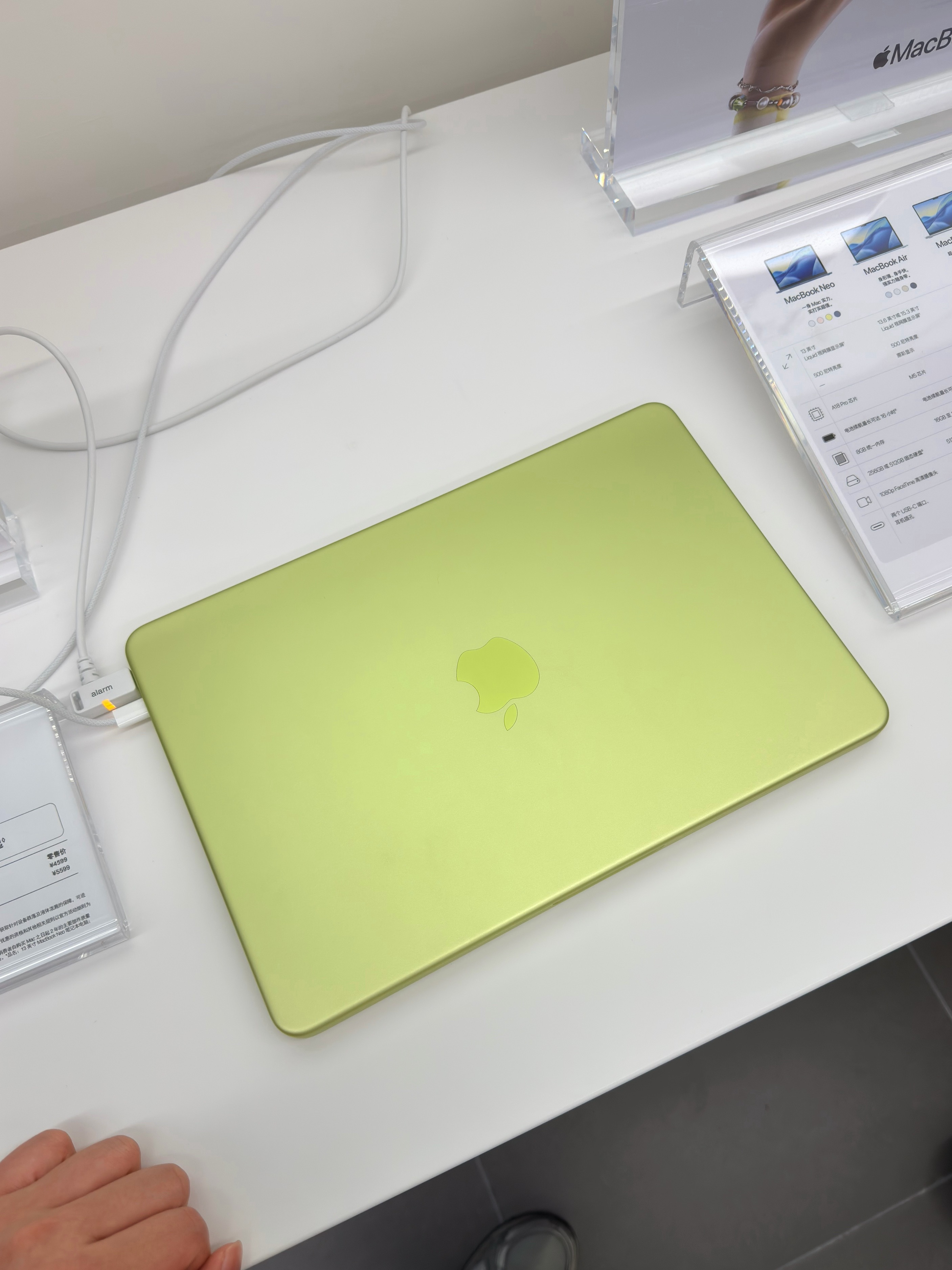 第一次摸到MacBook Neo尺寸确实适合随身携带但就是搞不懂为什么小尺寸重量