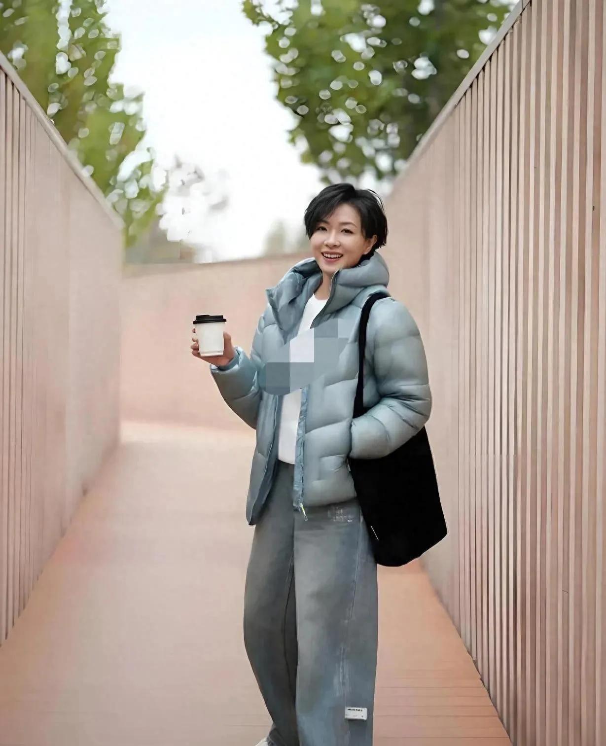 万茜羽绒服穿搭绝了！43岁穿出23岁少女感，这减龄思路太可
 
万茜这波冬日穿搭