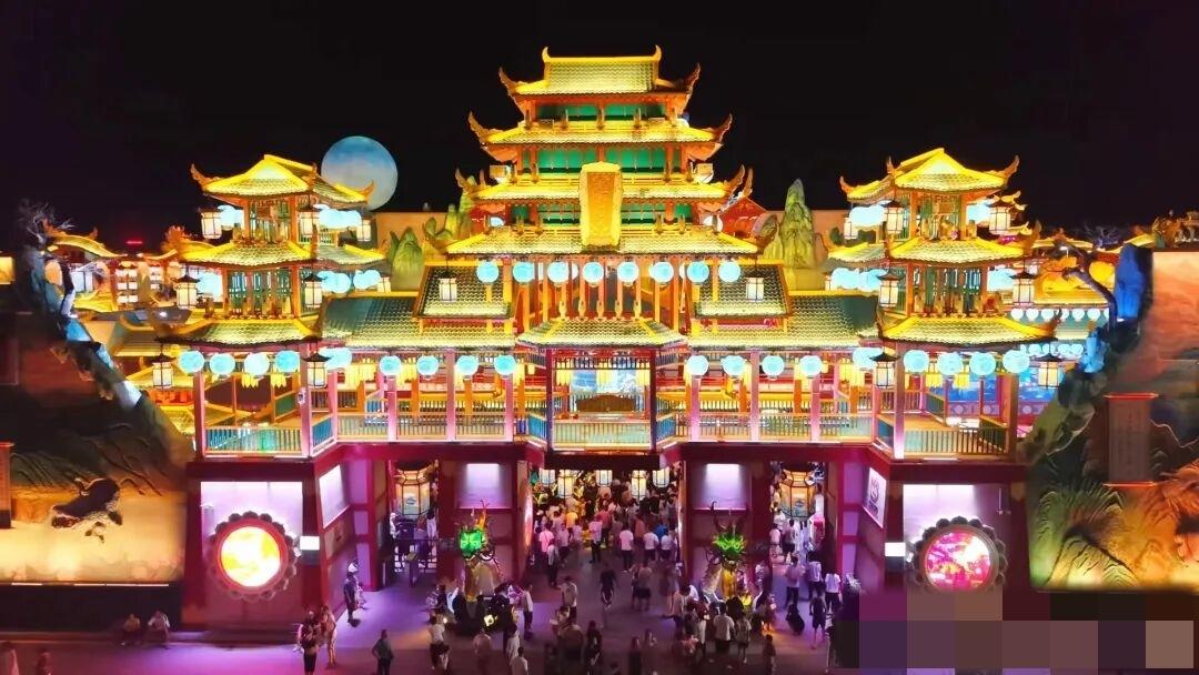 同时，景区将正式推行大门票模式，结束近三年的免费运营模式，一票畅玩景区内全部业态