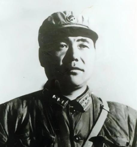 1967年，深夜，战斗英雄郭兴福，含泪掐死两子一女，随后与妻子一起割腕，结果没有