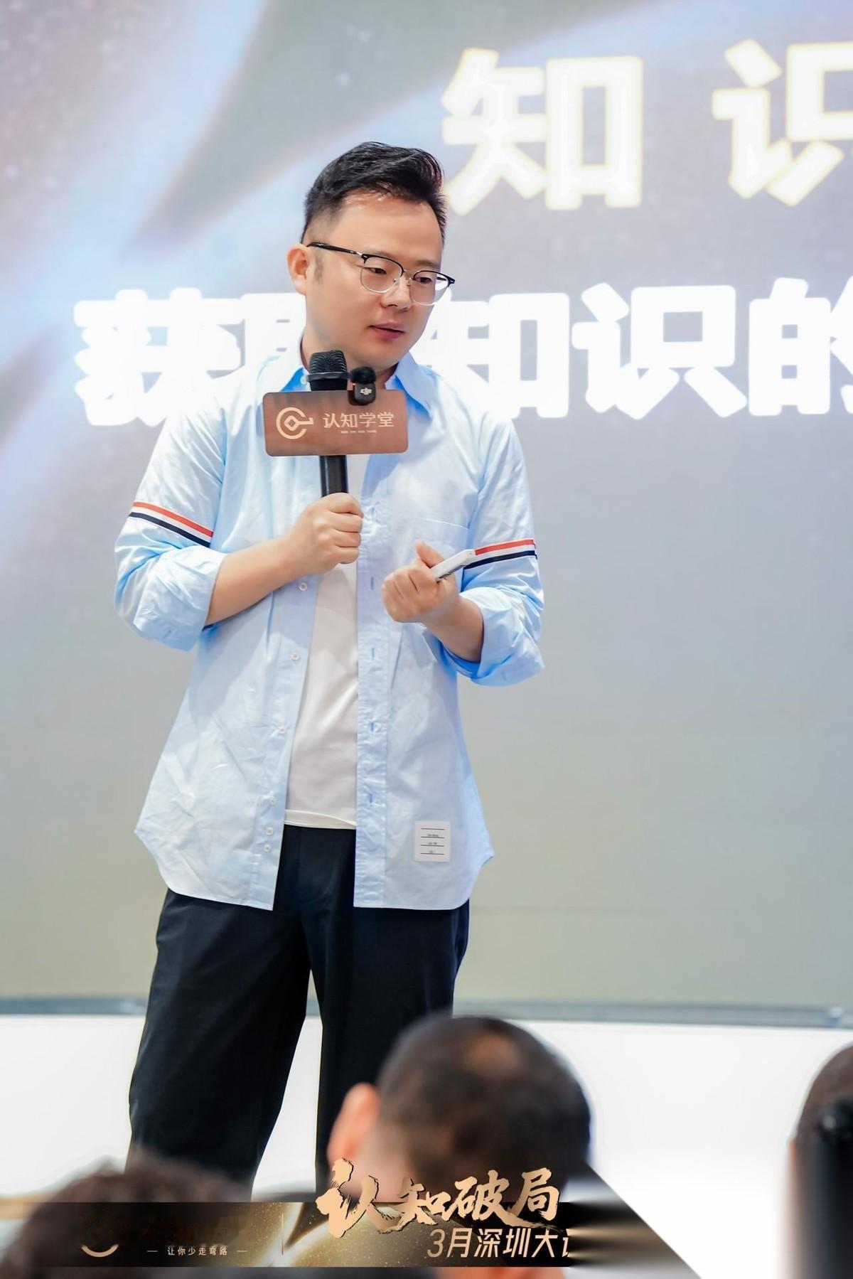 最近，一个叫“亲密抚触师”的职业忽然火了起来，简而言之就是通过爱抚的方式帮你放松