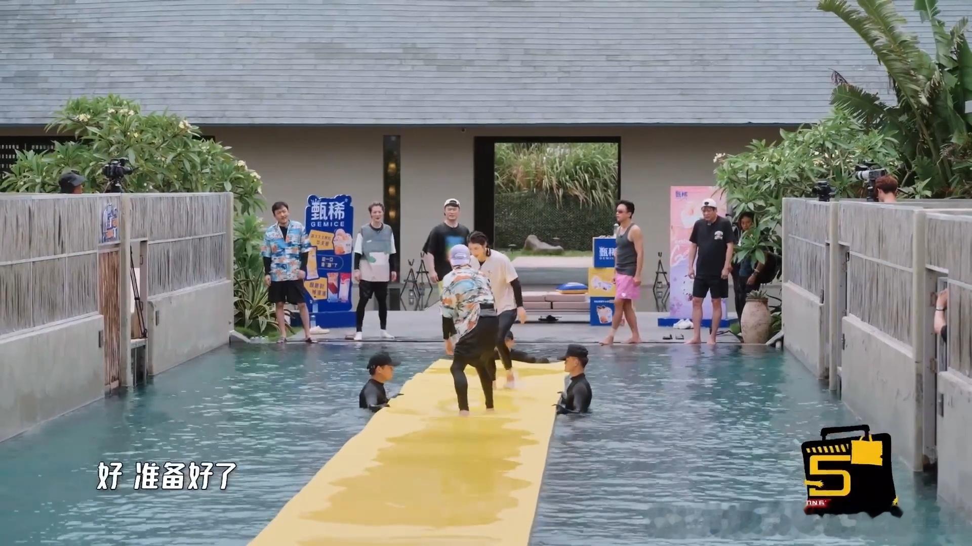 鹿晗快笑厥过去了邓超鹿晗这段可以摆门口迎宾 哈哈哈哈哈鹿晗不让节目组说    鹿