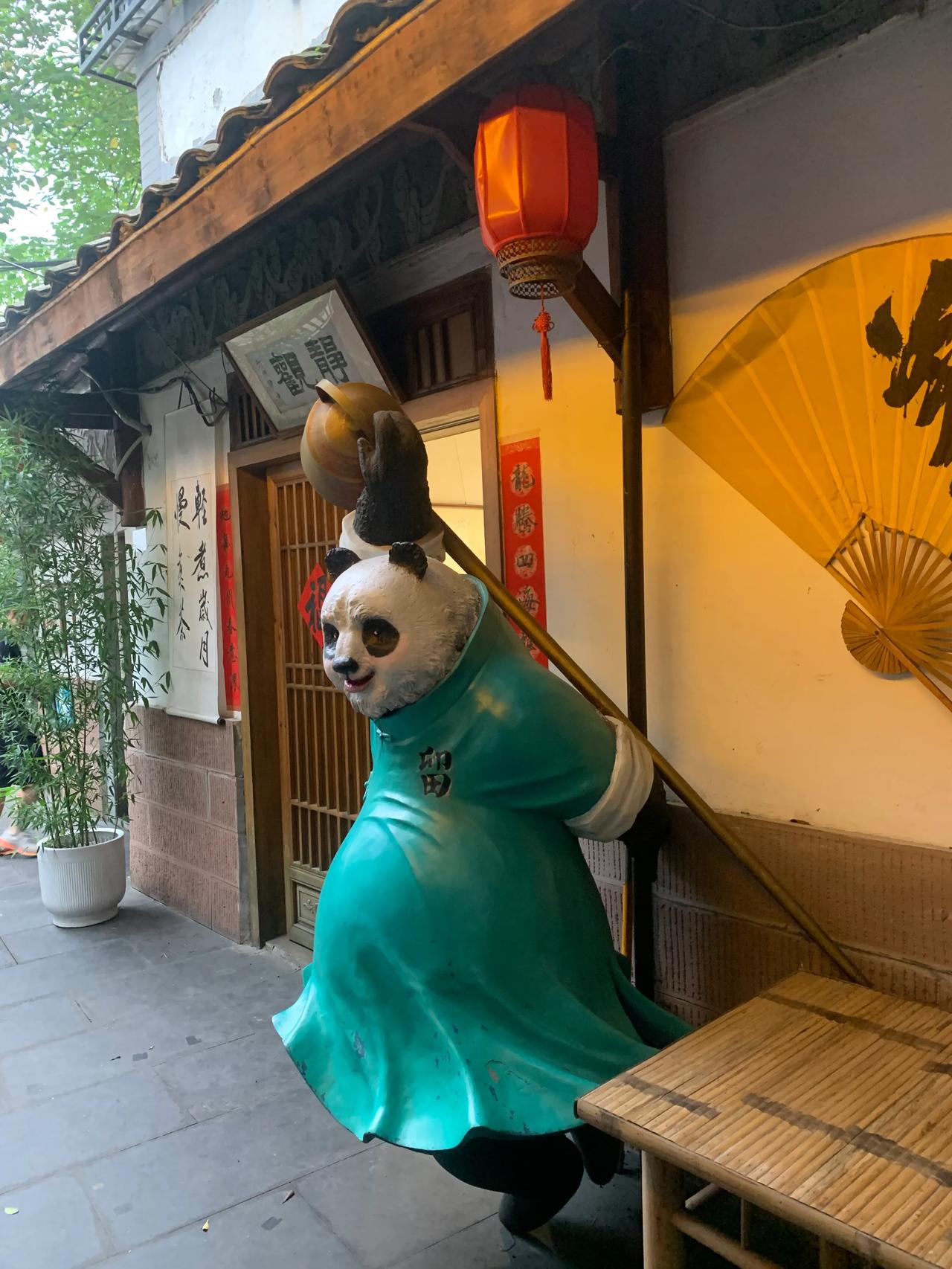 终于去了，这里有娘娘庙的茶客。在二环路内，小河边、价格较低。你们喝的10元一杯属