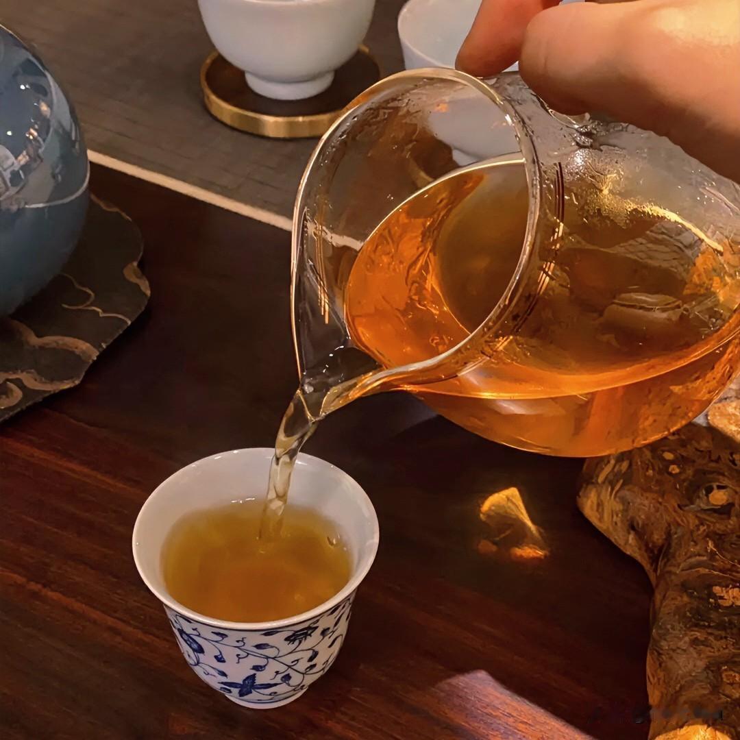 七言古诗·《饮茶歌》

君不见，山僧汲水岩下泉，松风入鼎声潺潺。
又不见，素瓷分