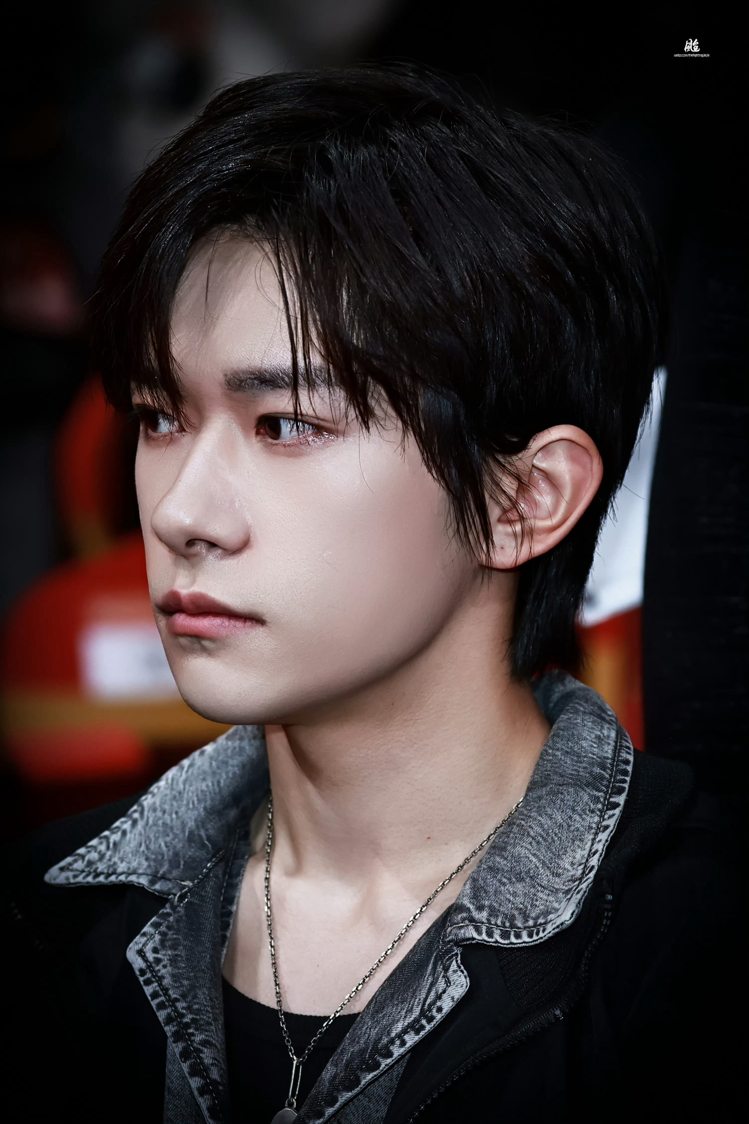 那个，易烊千玺头发上这个反光的，是啥东西，有谁可以解释一下吗