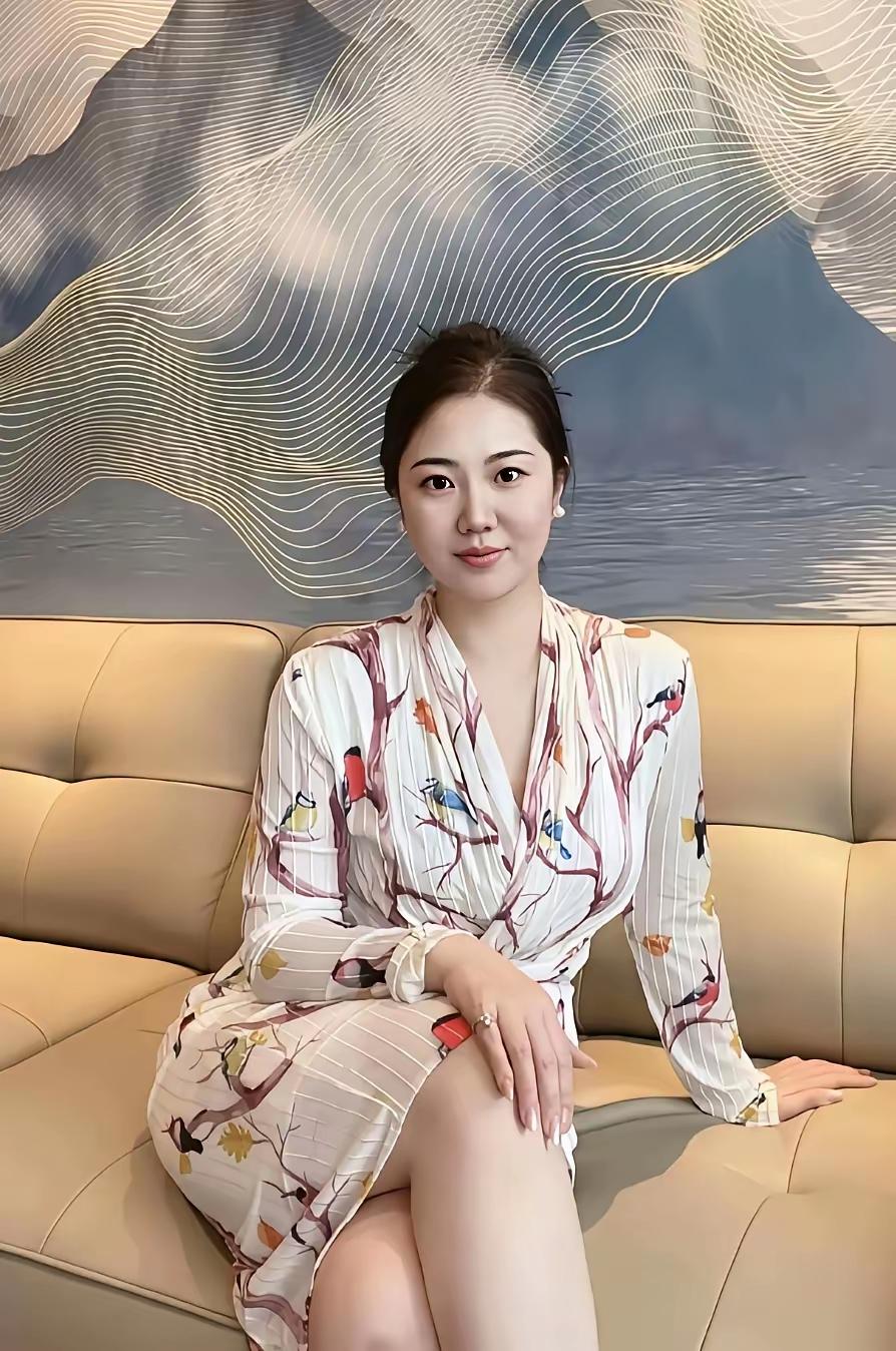 男人喜欢一个女人，刚开始，肯定是喜欢她的美丽的容貌。哪一个男人不喜欢年轻漂亮的女
