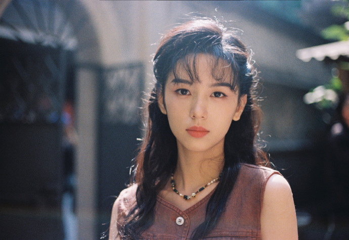 周也《你好1983》年代感照片，来看复古小也变装秀，80年代的夏晓兰完全是妈咪来