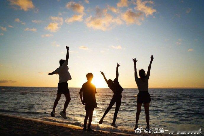 岁月静好！孙俪分享一家四口夕阳背影与合照，夕阳下的身影温馨相依，满屏都是幸福气息