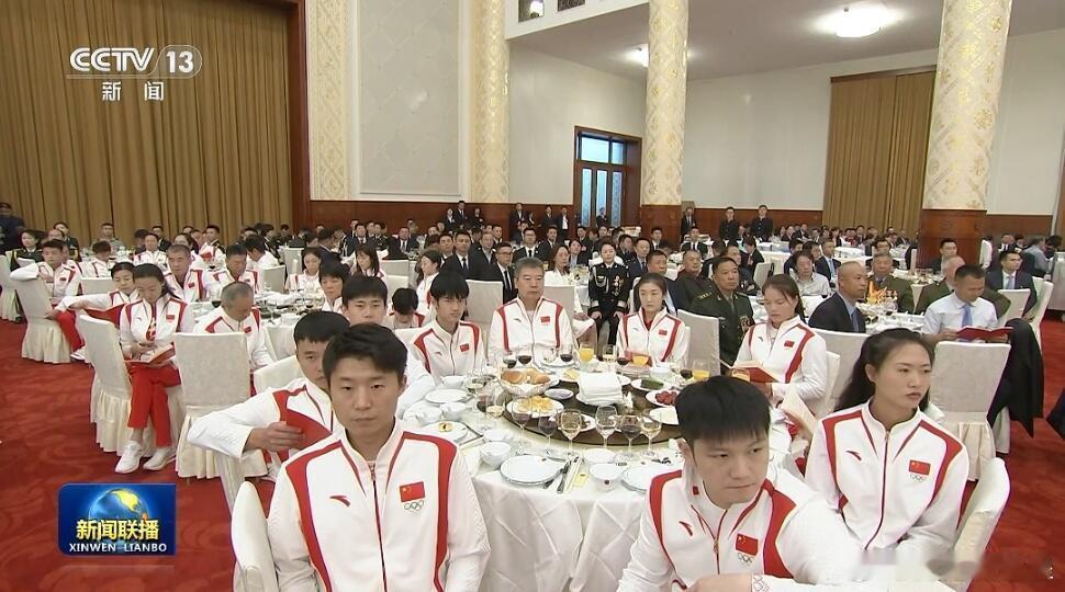 #樊振东全红婵一起参加活动#全妹和东哥又见面了[doge]北京有没有叉烧肉可以吃