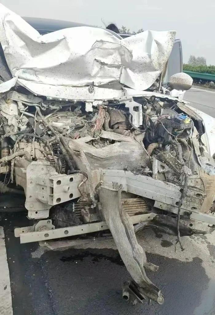 满月宴变丧宴！男子载亲戚返程追尾致2死，赔60万仍获刑3年9个月，上诉引全网热议