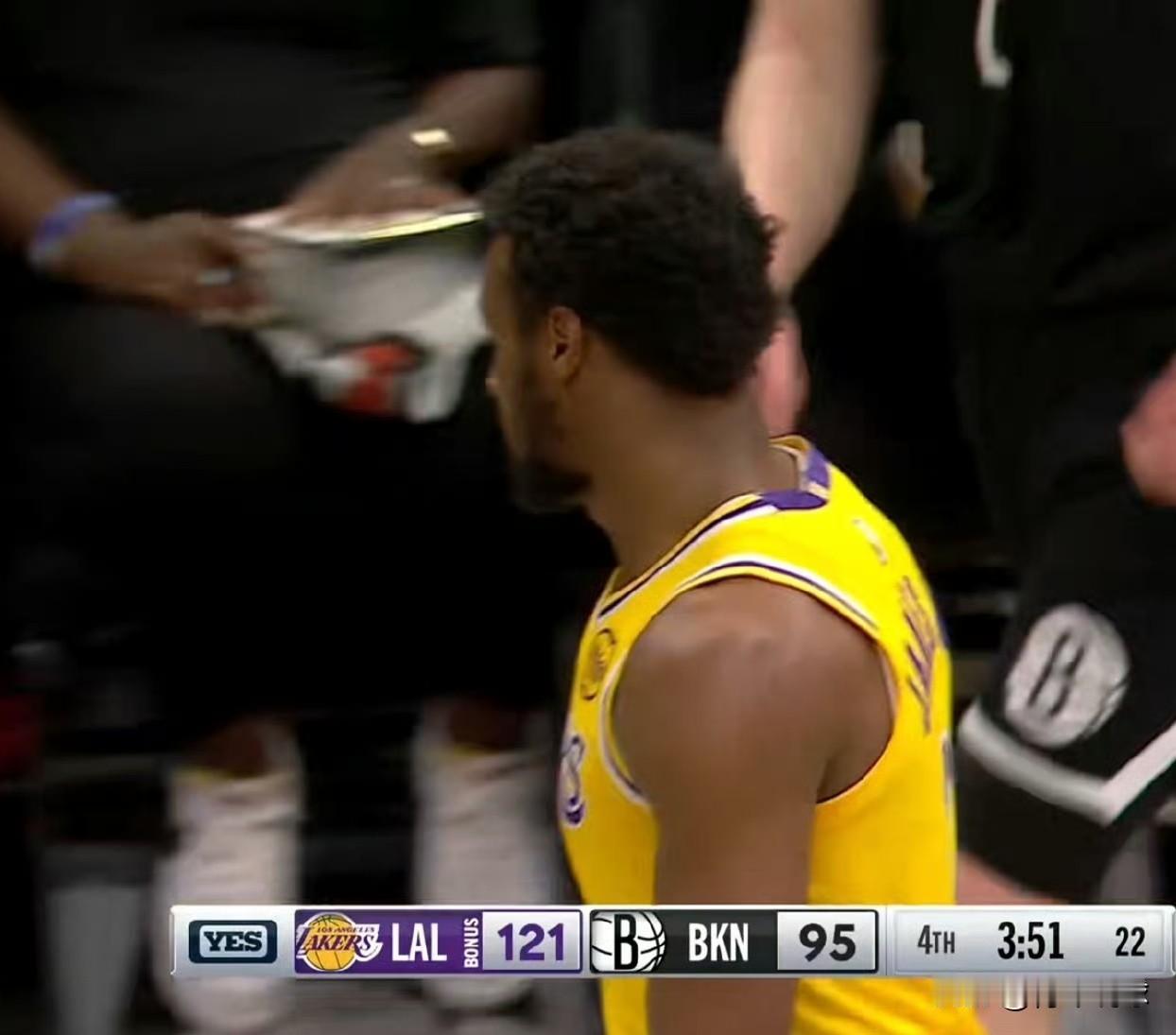 客场变主场！布朗尼人气爆棚！

今天客场对阵篮网队的比赛，湖人队在首节就打花了对