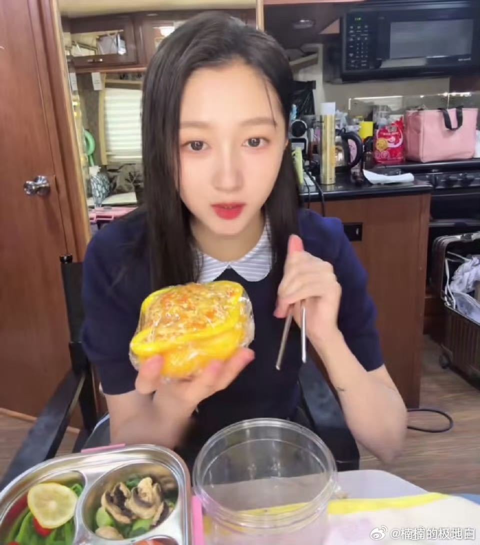 关晓彤在扎扎亭吃美了蒋欣宣传关晓彤新剧 傲娇大小姐秒变贪吃少女，在扎扎亭尽情享用