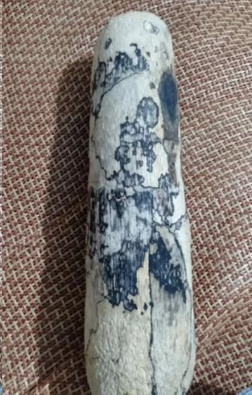 多天前，一男子去河滩捡石头，不知不觉中，发现了一根30公分，直径约6公分的木棒，