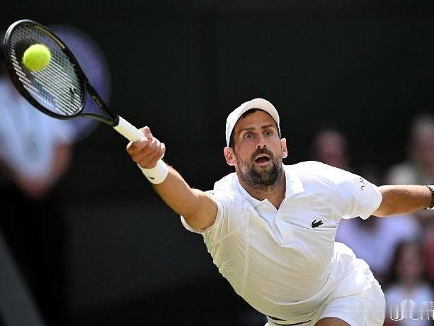 跟着德约科维奇看温网（四）…在刚刚结束的温网男单第四轮比赛中，德约科维奇3-1战