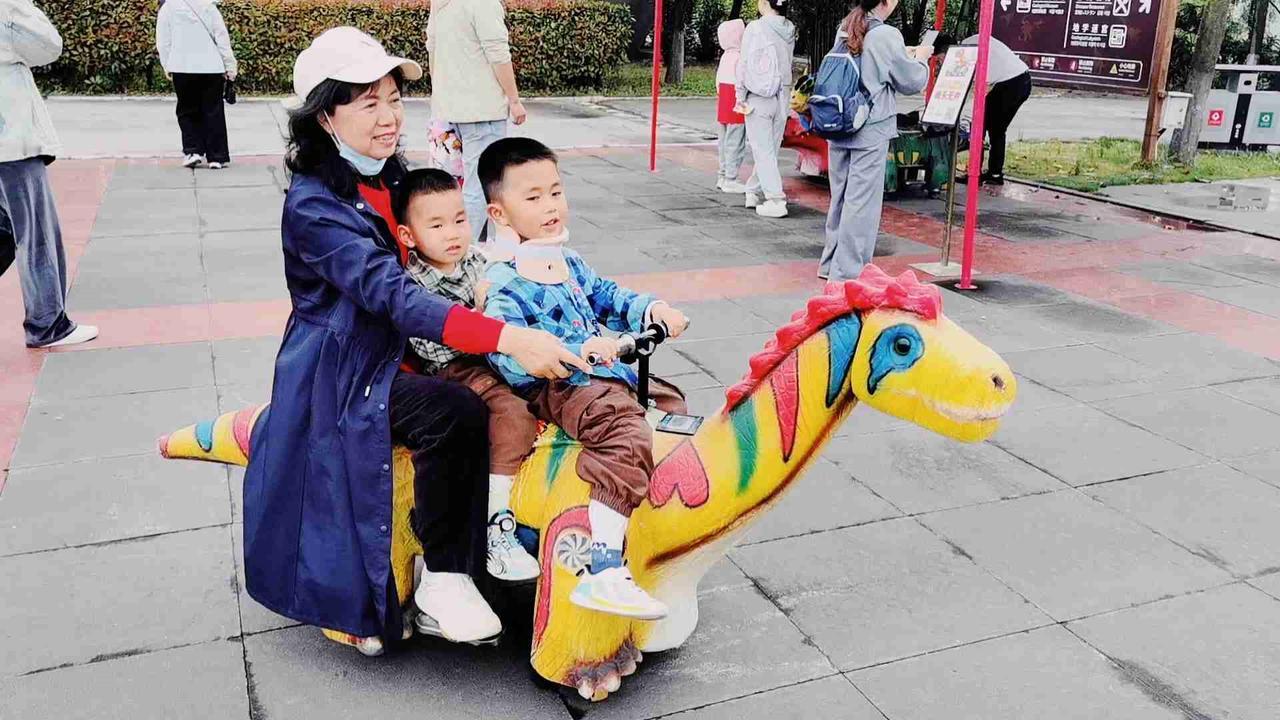 今天上午，我们在郧阳恐龙博物馆参观游玩。

听说这里面的恐龙化石就是在当地出土的