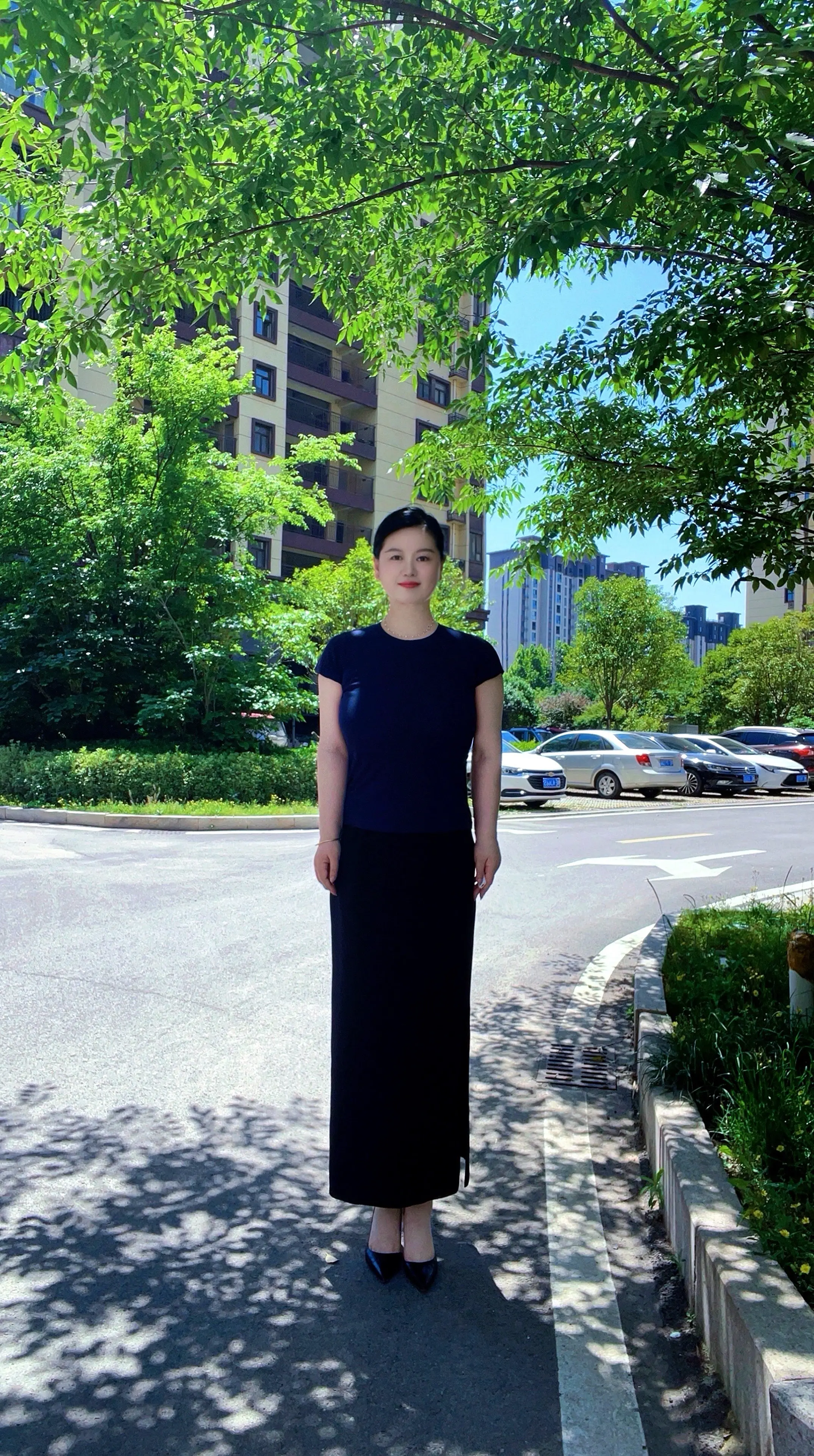岁月如尘，悄然掩埋在时光的袈裟之下。人生旅途，结与解并存，不必执着于一...