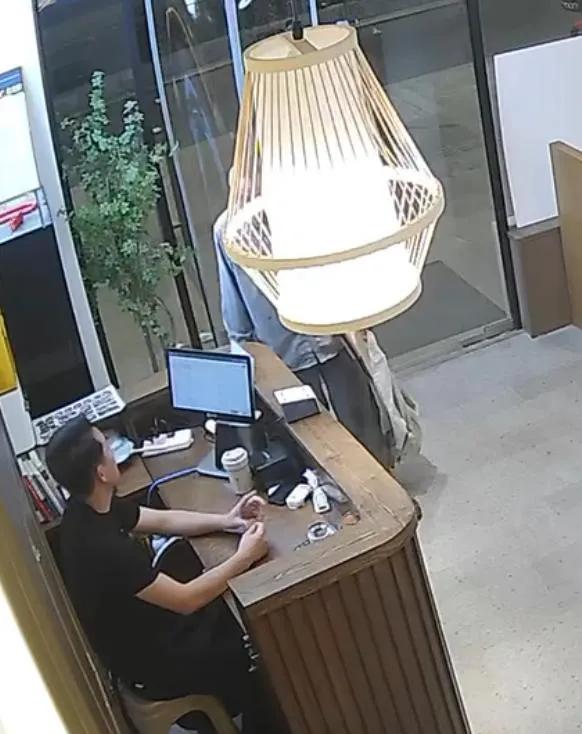 江苏，一位拾荒老人走进饭店，向老板讨要零钱，却被老板当场拒绝，就在老人准备转身离