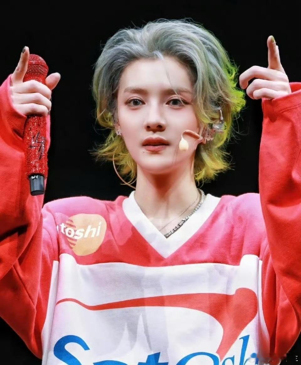 鹿晗回春鹿晗回春鹿晗只要精心打扮一番，颜值惊艳众人，瞬间成为内娱焦点！ ​​​