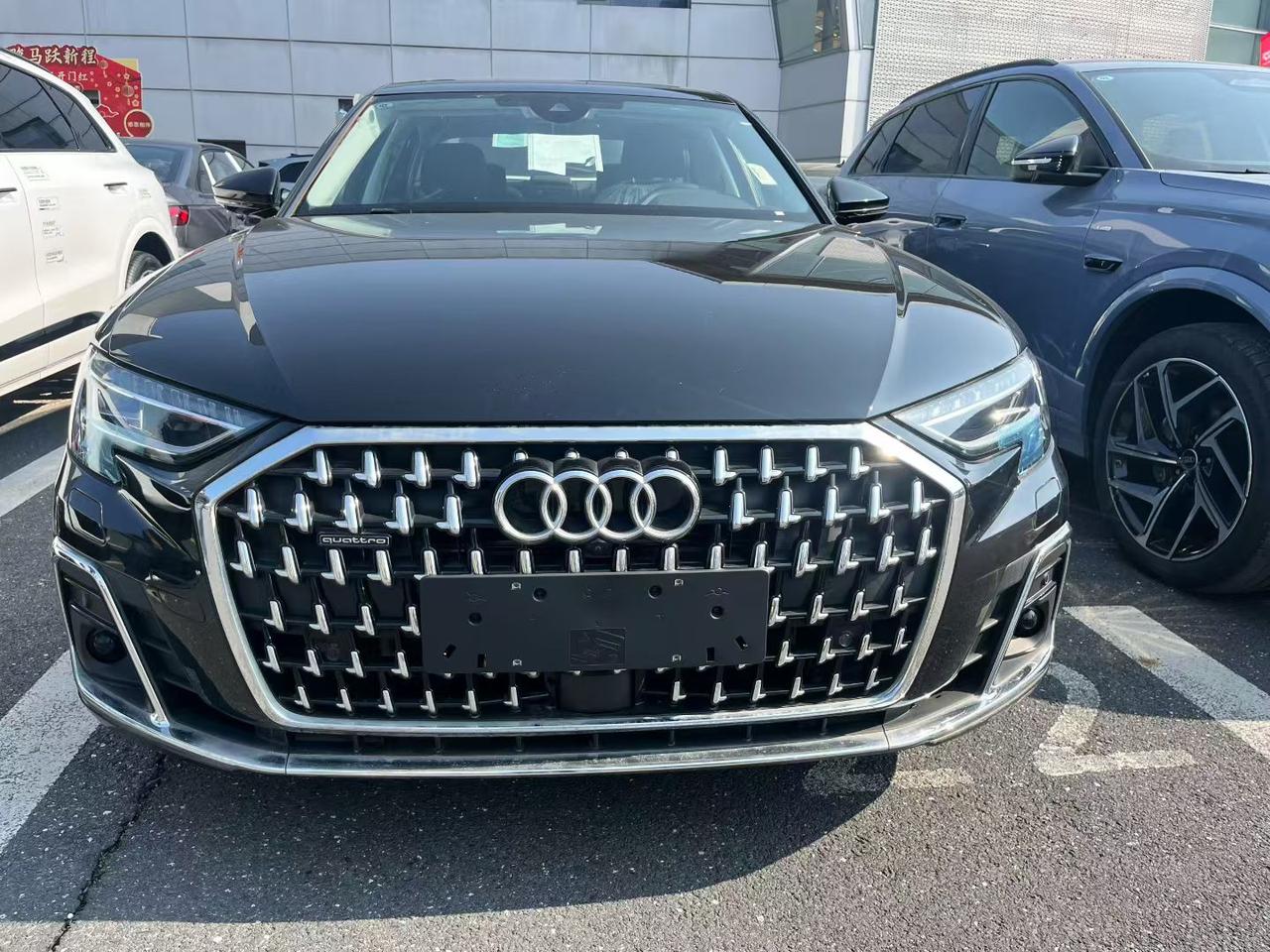 奥迪A8L的外观没得说，比较经典，中规中矩的，有着不错的沉稳以及简约感。前脸大尺