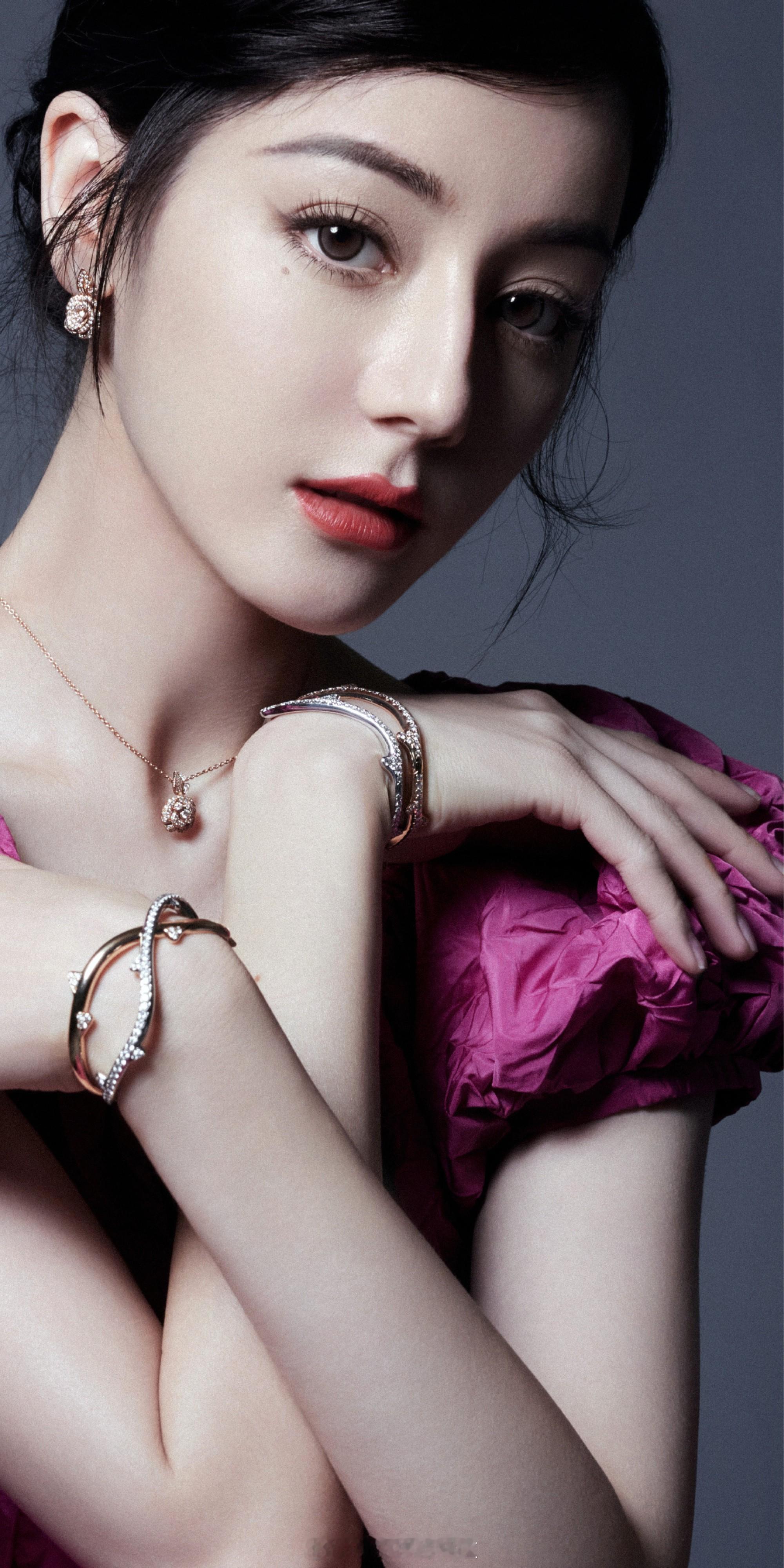 迪丽热巴火龙果公主裙灵动柔美 