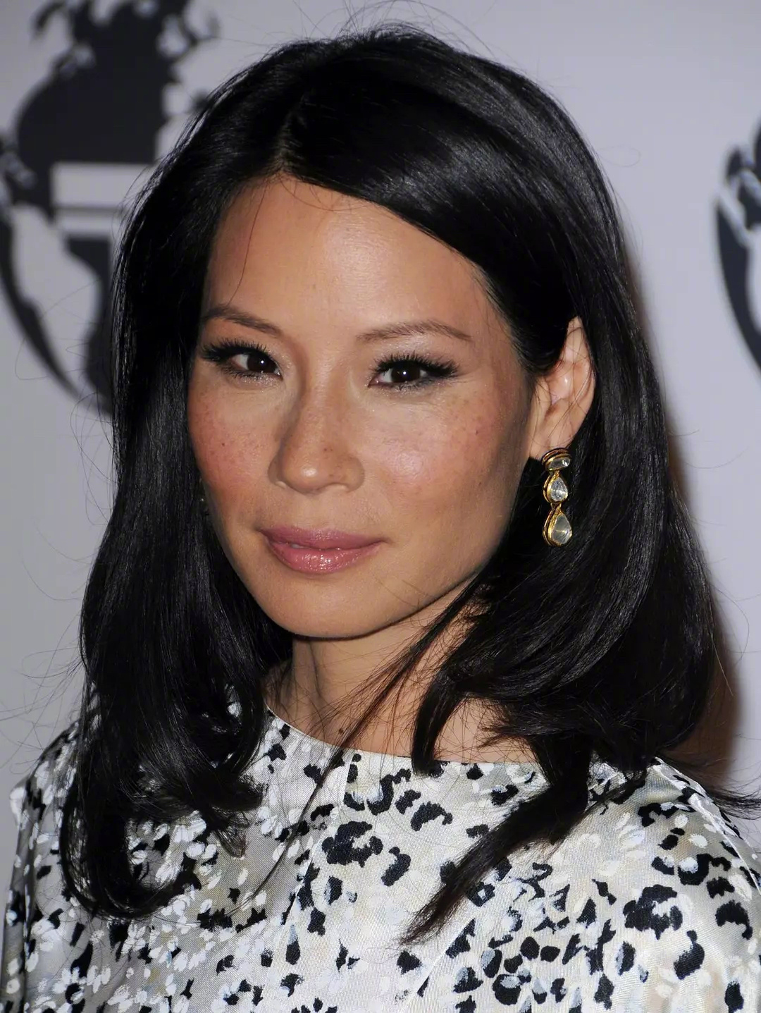 穿普拉达的女王2阵容刘玉玲加盟穿普拉达的女王2据外媒，刘玉玲、贾斯汀·塞洛克斯、