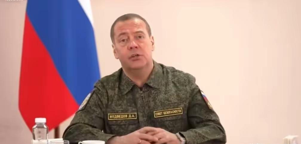 2月23日，俄罗斯联邦安全会议副主席梅德韦杰夫表示，“对于这个国家的部分领导人，