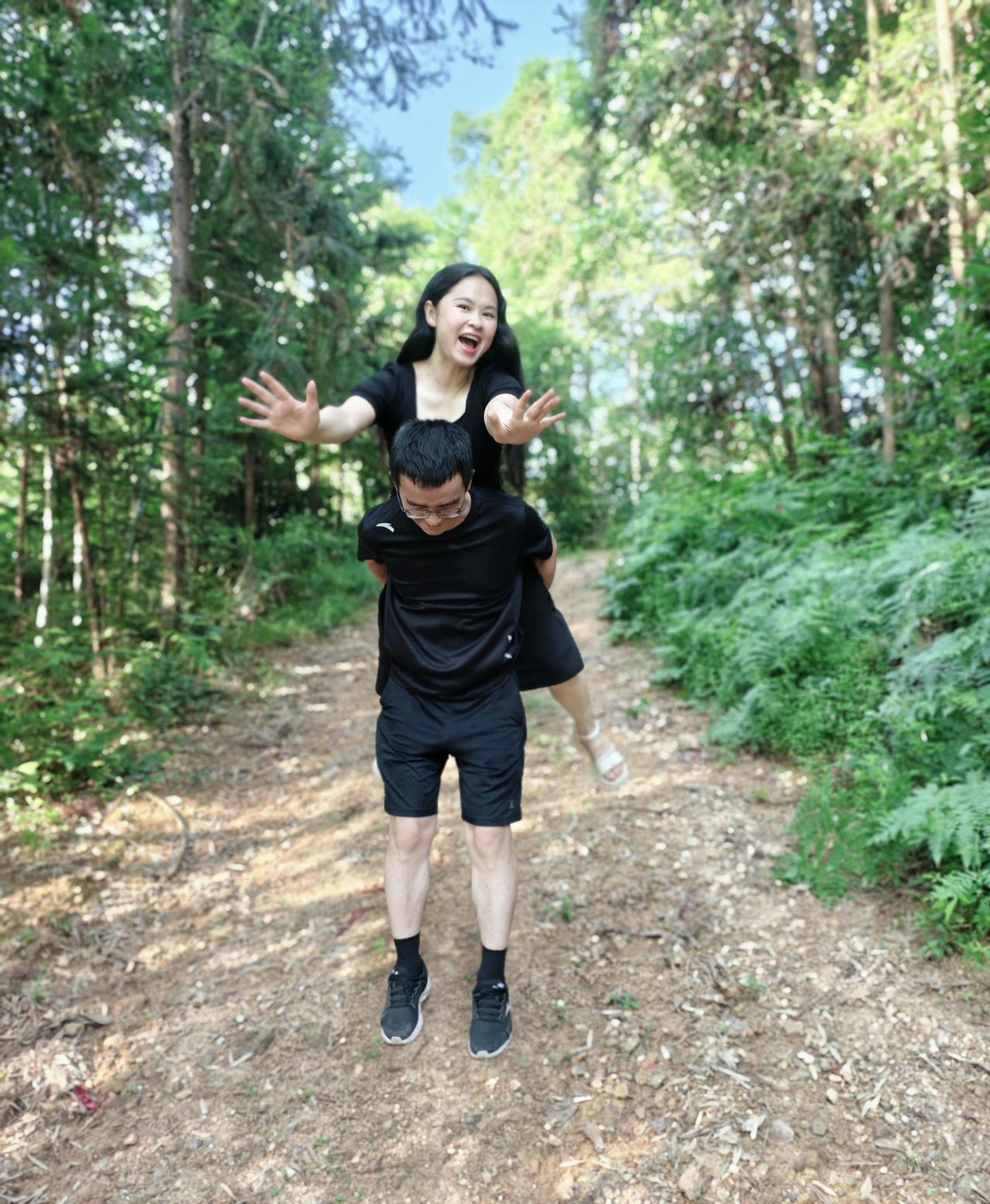 爸爸摘了很多西瓜放在家里。
​
​聪哥挑了一个西瓜冰在冰箱里。
​
​盛夏炎热，