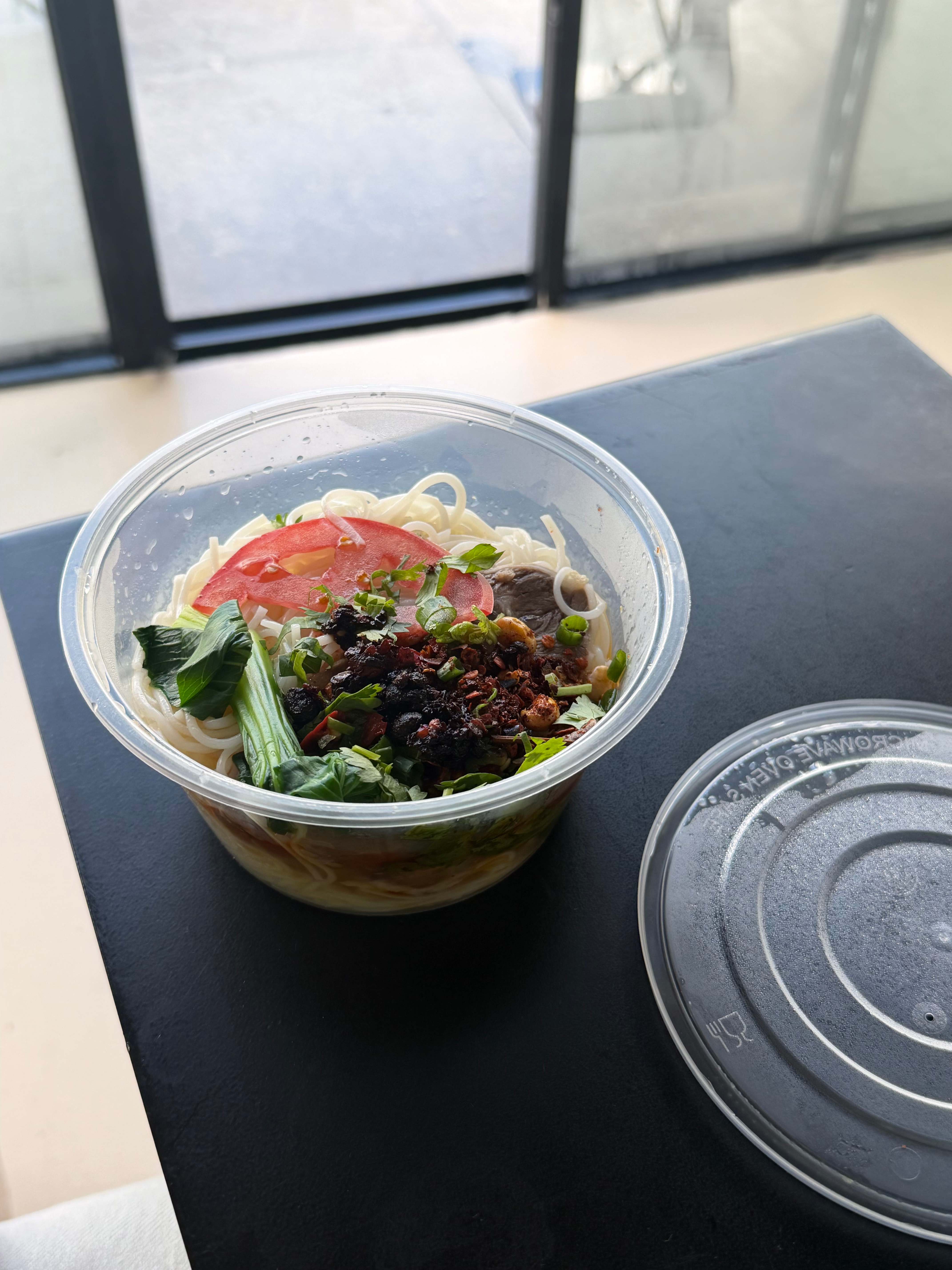 我在房间躺着 宝去给我打包的早饭 say ：您好 您的外卖 咖啡还没好，请稍等一