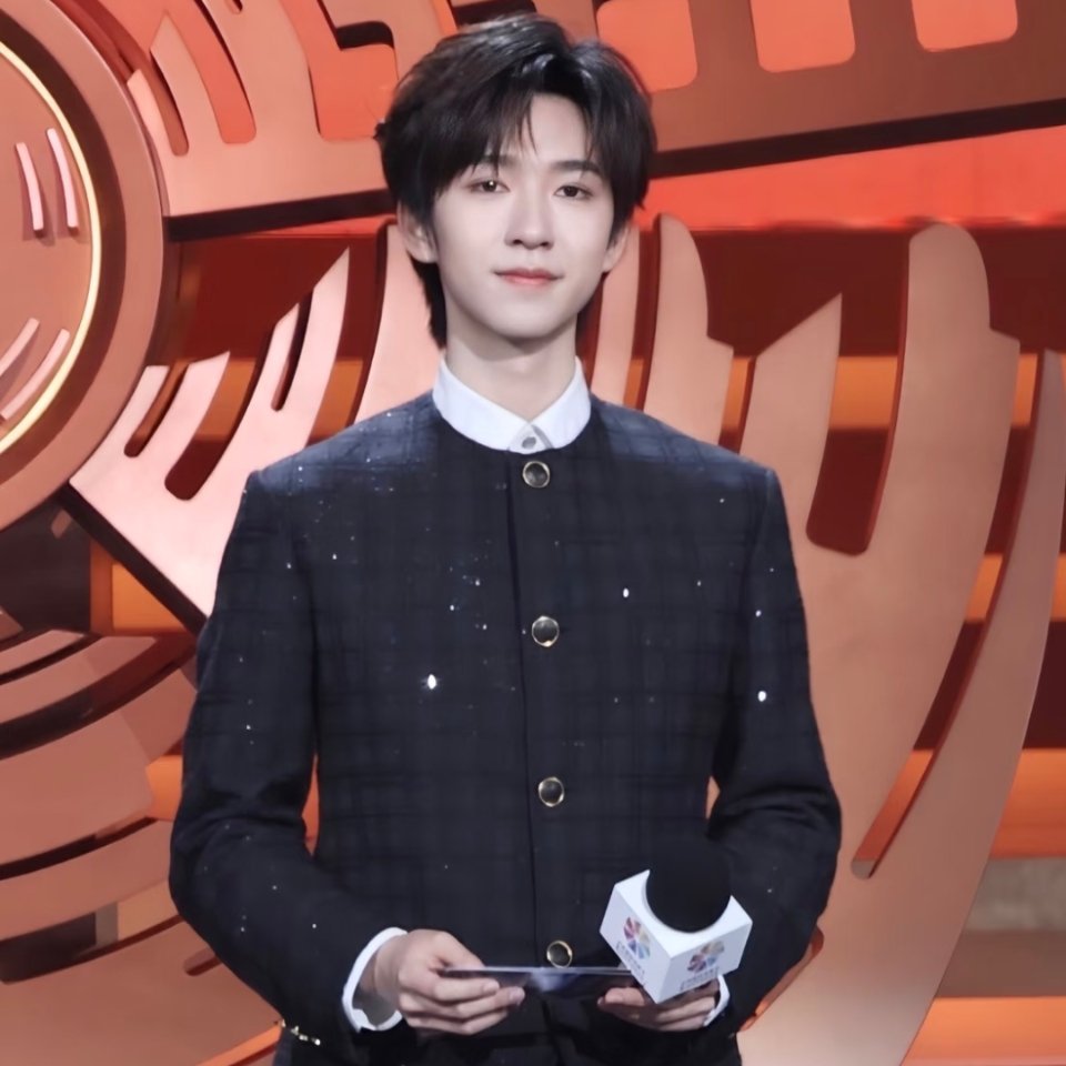 属于贺峻霖的养成系还是太持久了，想打持久战追养成系就选——贺峻霖🤤💚。 