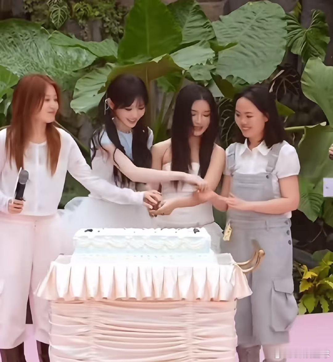 田曦薇主动牵落单女生的手田曦薇主动牵落单女生的手好暖。田曦薇牵落单女生的手