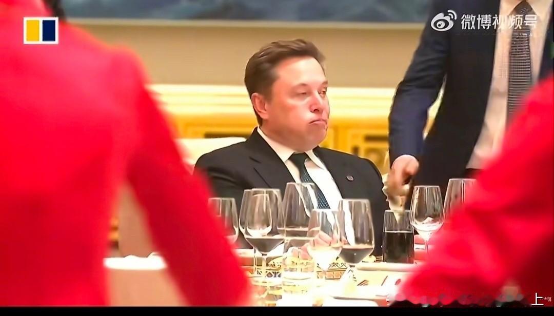 马哥深吸一口气，然后腮帮子鼓那下，就感觉至少是微醺了。不知道喝的是啥酒？