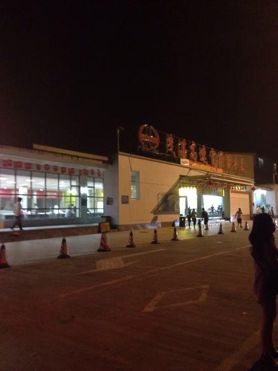 开车跑高速，中途在服务区休息，能不能直接在这过夜？又该怎么安全过夜呢？
其实，高