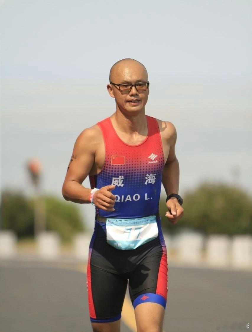 师者如光，海浪深处显担当10月25日的威海海域，冰冷的海浪正在吞噬一名溺水女子，