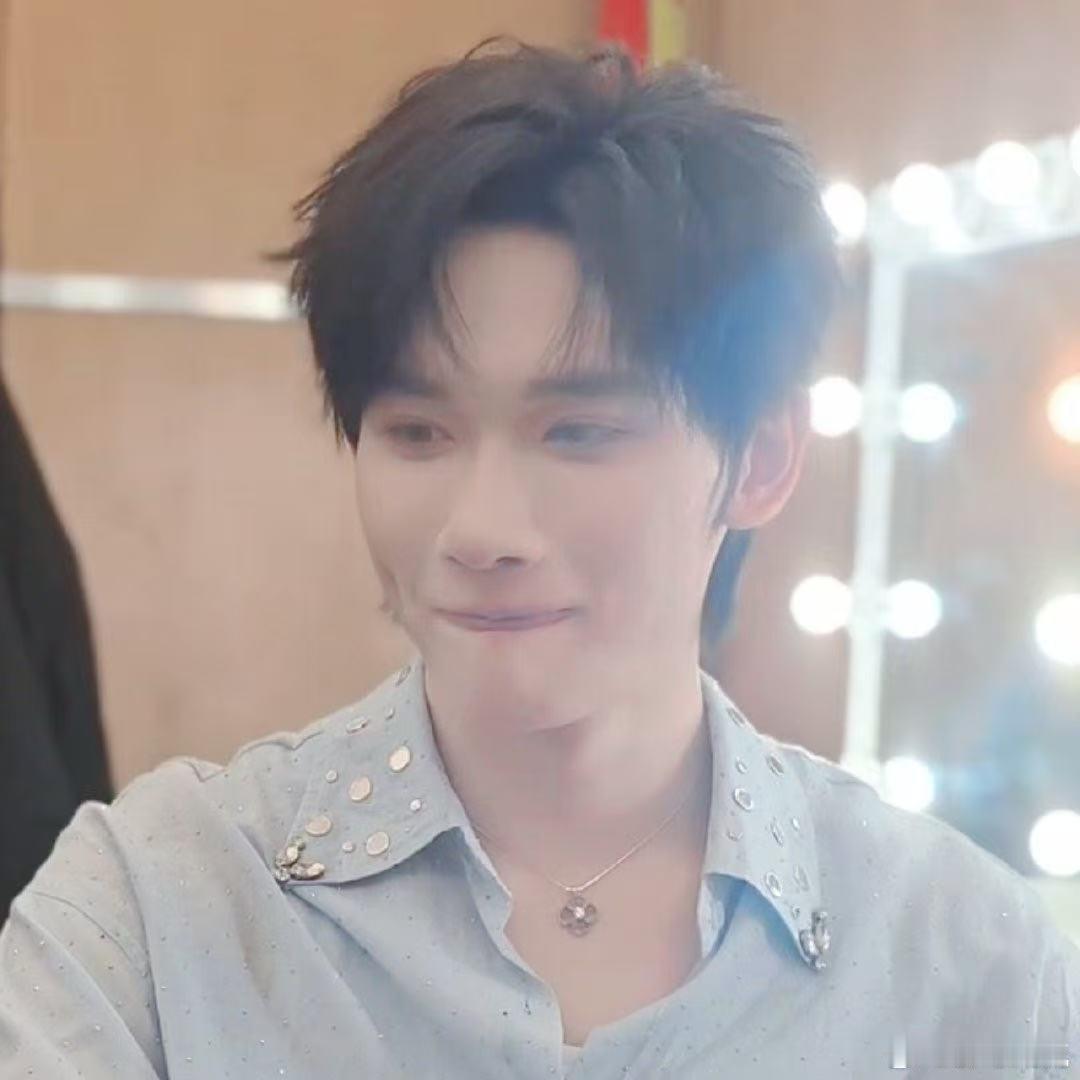 余宇涵回应舞台喊师兄好 谁被余宇涵的小细节萌到了，唱《小小世界》时跑过去第一眼见