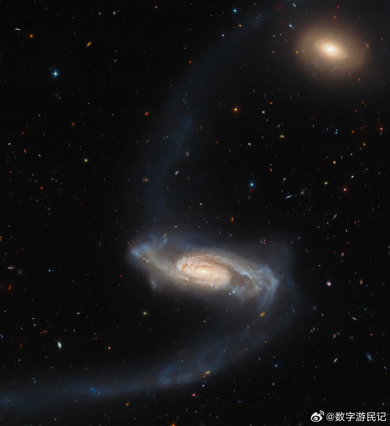 哈勃望远镜发现一条长臂星系远在我们自己的星系邻域之外——大约 4.5 亿光年之遥