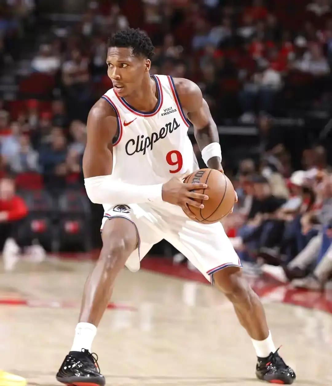 忘了哈登吧，马瑟林近三场比赛场均28.3分7篮板，荣膺球队替补历史得分王。

远