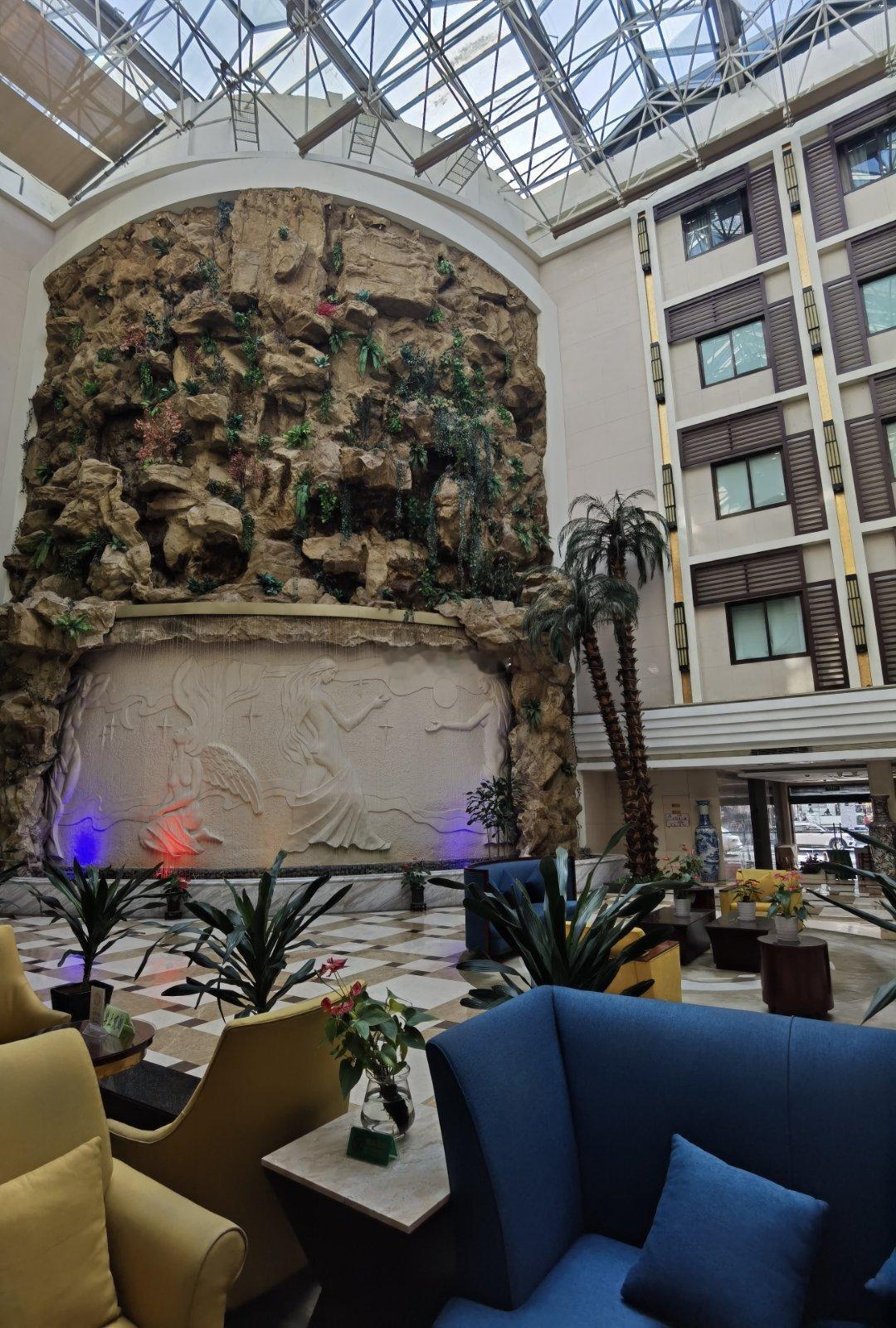 绍兴第1个推出“总统套房”的酒店。总体装修依然保持90年代的设计风格，满满的回忆