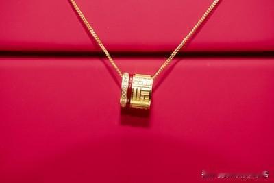 单日跌幅近10%，一夜狂跌50元！曾经疯狂的“金价神话”遭鹰派政策强力阻击。避险